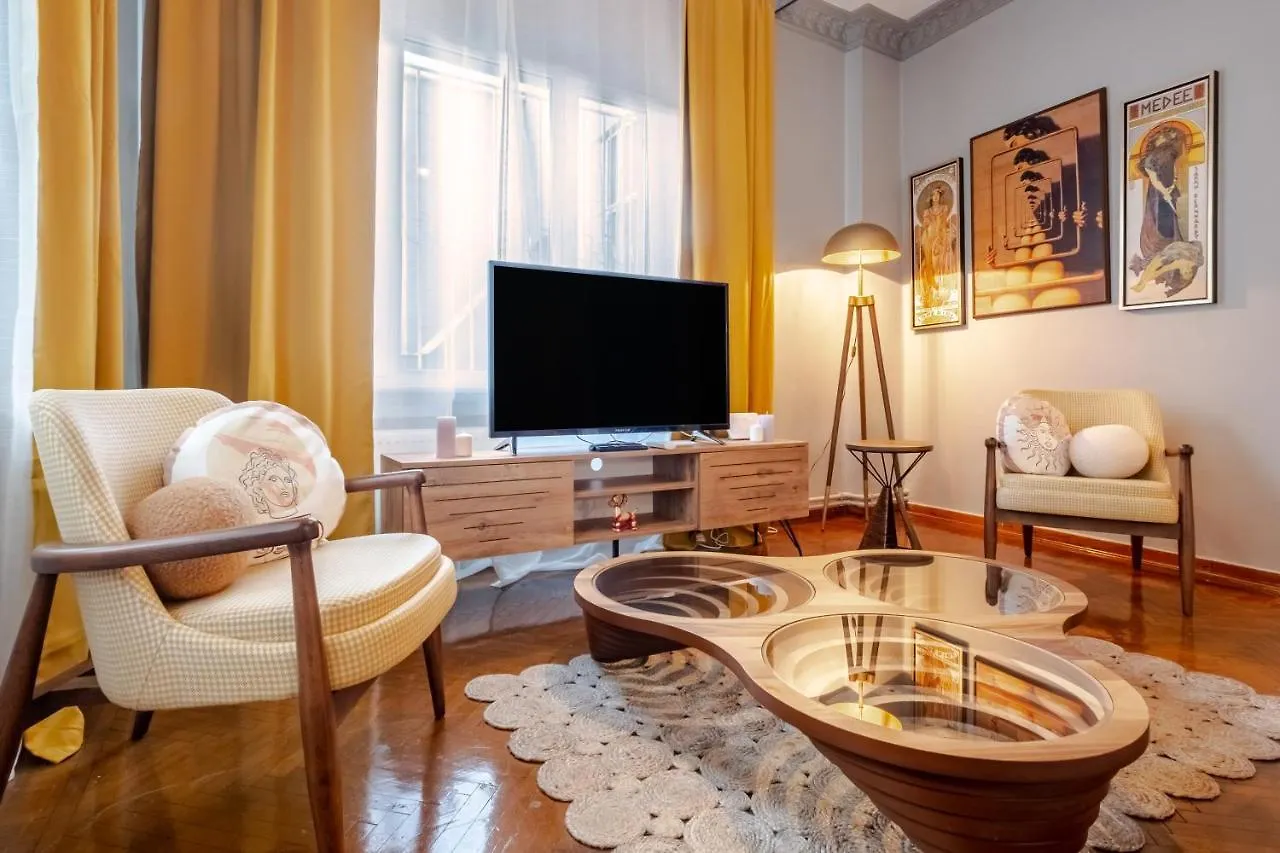 Apartment With Balcony Close To Taksim In Cihangir Istanbul