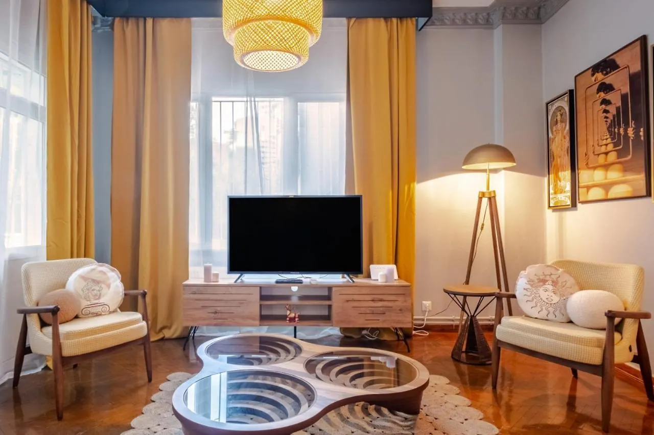 Apartment With Balcony Close To Taksim In Cihangir Istanbul