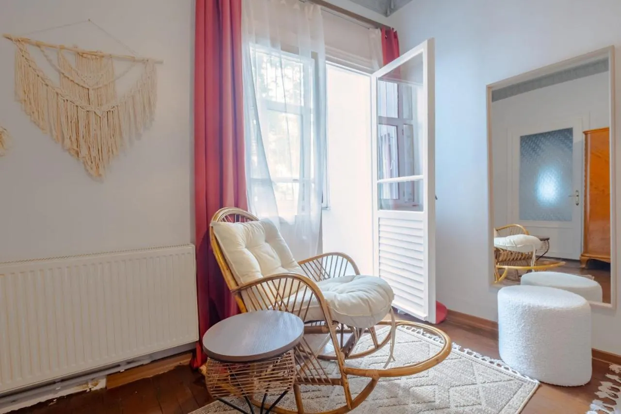 Apartment With Balcony Close To Taksim In Cihangir Istanbul