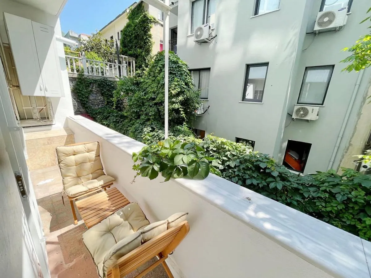 Apartment With Balcony Close To Taksim In Cihangir Istanbul