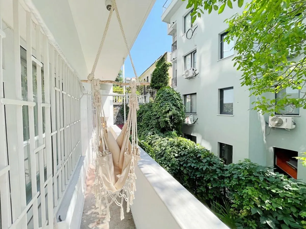 Apartment With Balcony Close To Taksim In Cihangir Istanbul